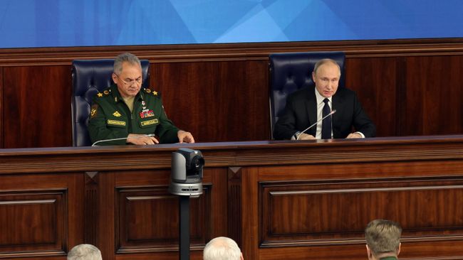 Президент РФ Владимир Путин и министр обороны РФ Сергей Шойгу на расширенном заседании коллегии Министерства обороны РФ