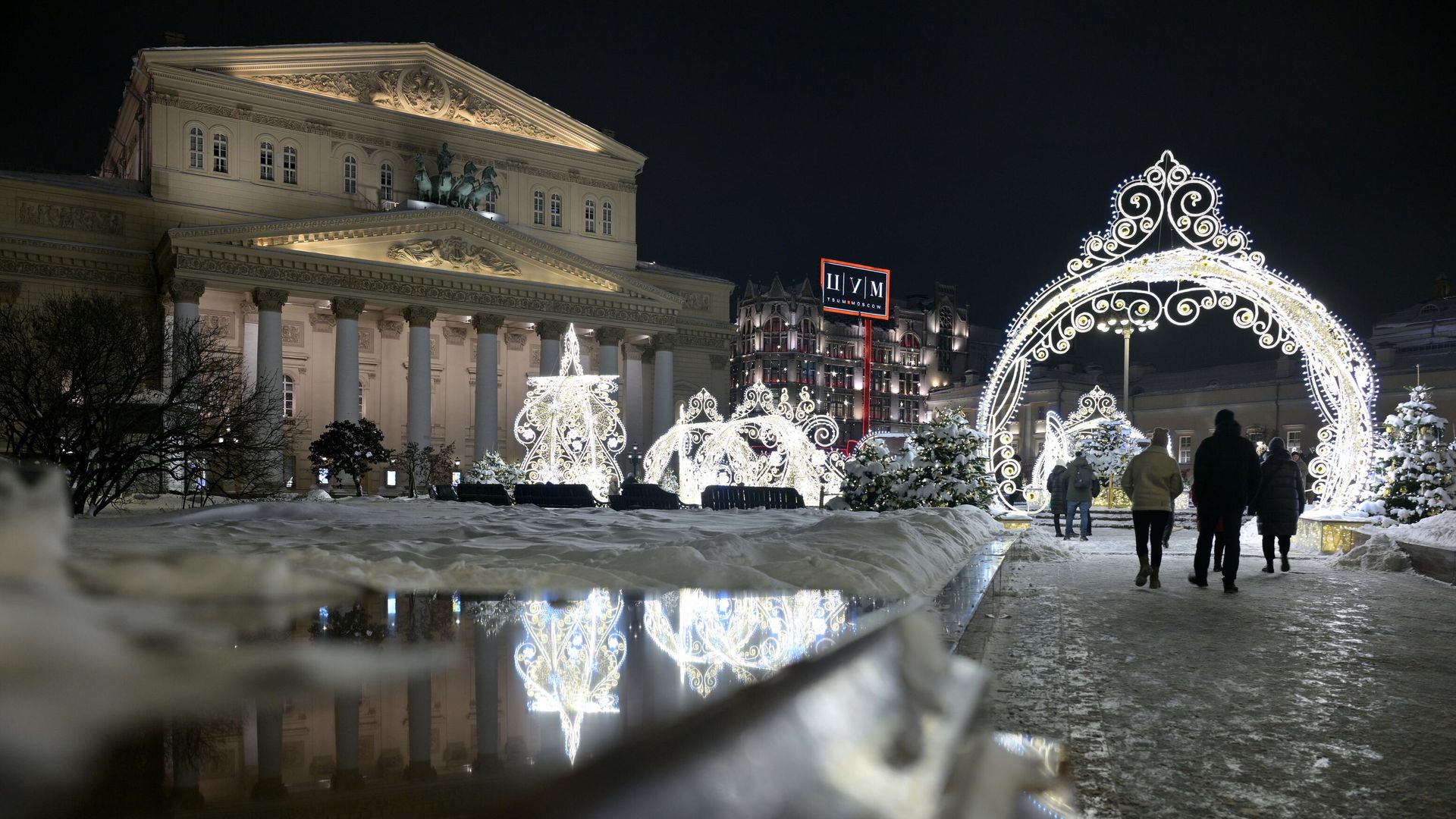 Новогодняя инсталляция на площади перед зданием Государственного Академического Большого театра в Москве Новогодняя инсталляция на площади перед зданием Государственного Академического Большого театра в Москве - РИА Новости, 1920, 25.12.2023
