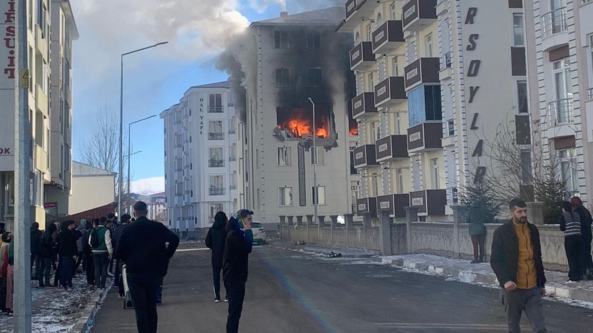 Пожар на месте взрыва в пятиэтажном жилом здании в городе Карс, Турция Пожар на месте взрыва в пятиэтажном жилом здании в городе Карс, Турция - РИА Новости, 1920, 20.12.2023