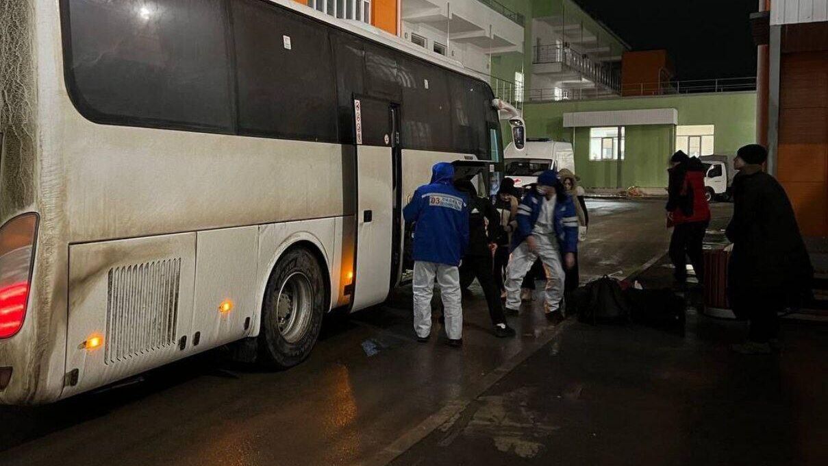 Автобус с детьми возле инфекционной больницы Саратовской области. 21 декабря 2023 - РИА Новости, 1920, 21.12.2023