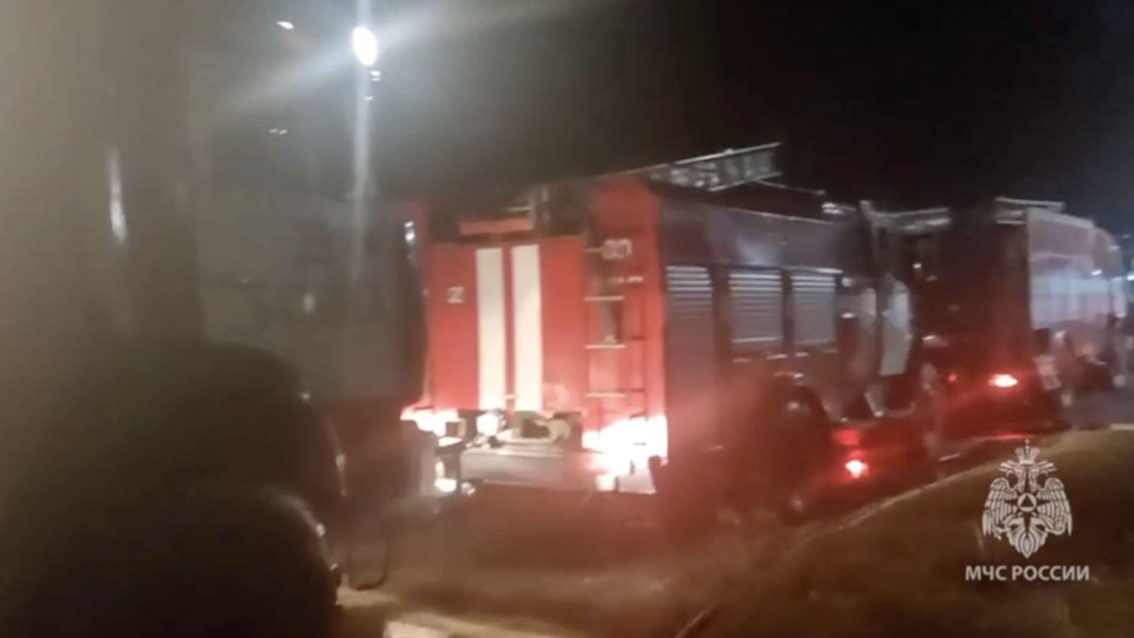Пожарные машины на месте возгорания в частном доме в Ростовской области. 21 декабря 2023 - РИА Новости, 1920, 21.12.2023