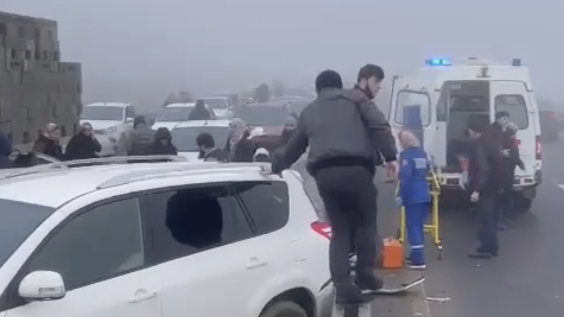 На месте ДТП с участием 16 автомобилей в Дагестане. Кадр видео очевидца На месте ДТП с участием 16 автомобилей в Дагестане. Кадр видео очевидца - РИА Новости, 1920, 21.12.2023