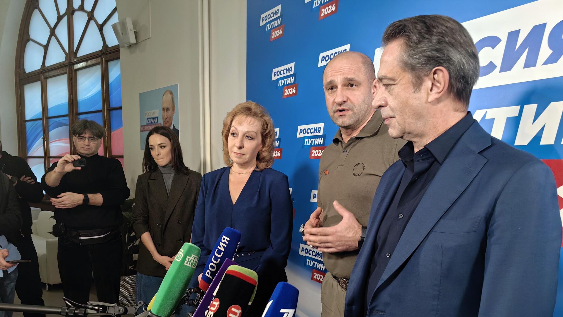 Избирательный штаб кандидата на должность Президента РФ Владимира Путина в Гостином дворе в Москве Избирательный штаб кандидата на должность Президента РФ Владимира Путина в Гостином дворе в Москве - РИА Новости, 1920, 17.01.2024