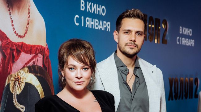 Актеры Аглая Тарасова и Милош Бикович на премьере фильма Холоп 2 режиссера Клима Шипенко в кинотеатре КАРО 11 Октябрь в Москве