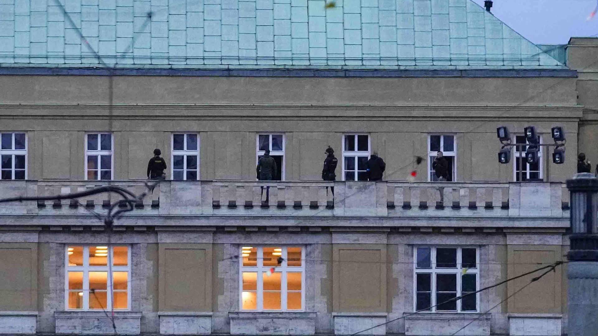 Полицейские стоят на балконе философского факультета Карлова университета в центре Праги, Чехия Полицейские стоят на балконе философского факультета Карлова университета в центре Праги, Чехия - РИА Новости, 1920, 05.01.2024