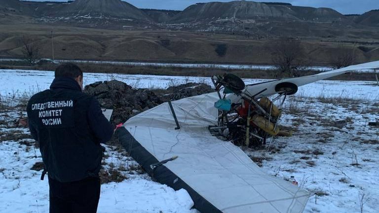 Следователь СК на месте падения мотодельтаплана в Ставропольском крае. 21 декабря 2023 Следователь СК на месте падения мотодельтаплана в Ставропольском крае. 21 декабря 2023 - РИА Новости, 1920, 21.12.2023