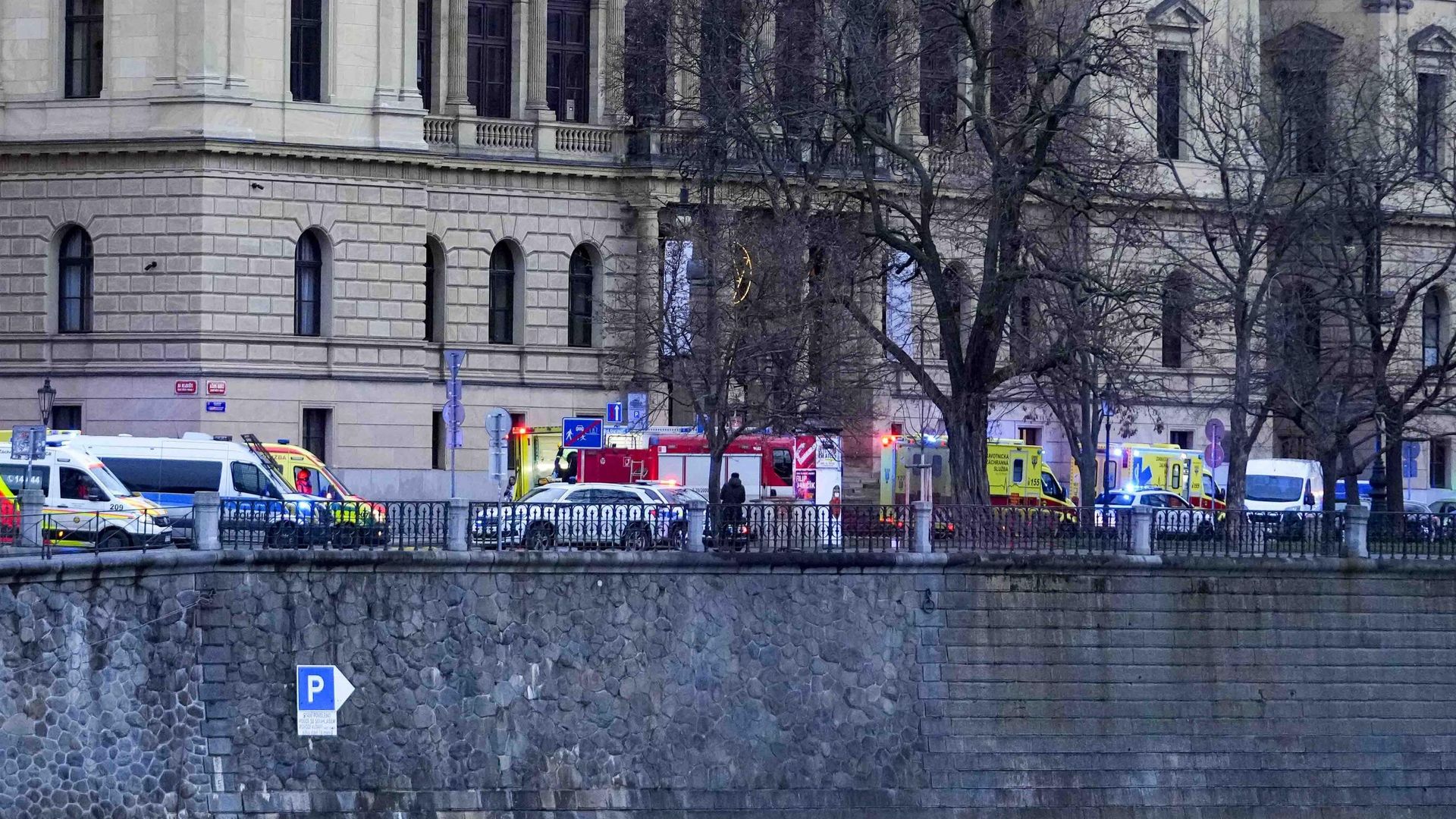Полицейские охраняют территорию после стрельбы в центре Праги Полицейские охраняют территорию после стрельбы в центре Праги - РИА Новости, 1920, 04.01.2024