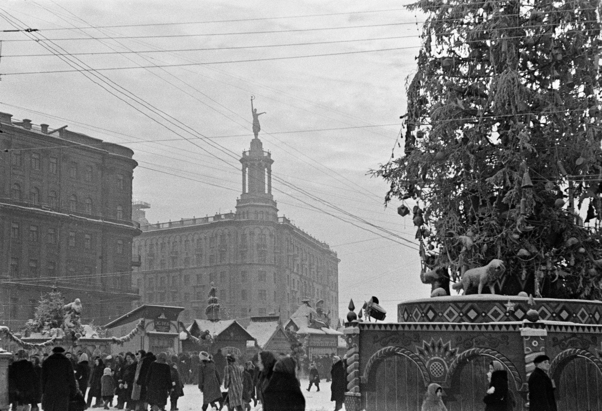 Новогодняя ярмарка на Пушкинской площади. Москва, 1947 год Новогодняя ярмарка на Пушкинской площади. Москва, 1947 год - РИА Новости, 1920, 22.12.2023