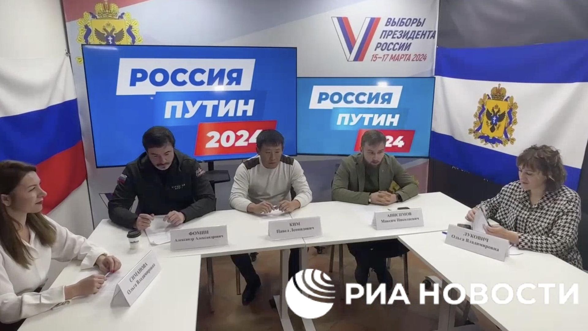 Избирательный штаб поддержки кандидата на должность президента РФ Владимира Путина на президентских выборах в Геническе Херсонской области. Кадр видео - РИА Новости, 1920, 22.01.2024