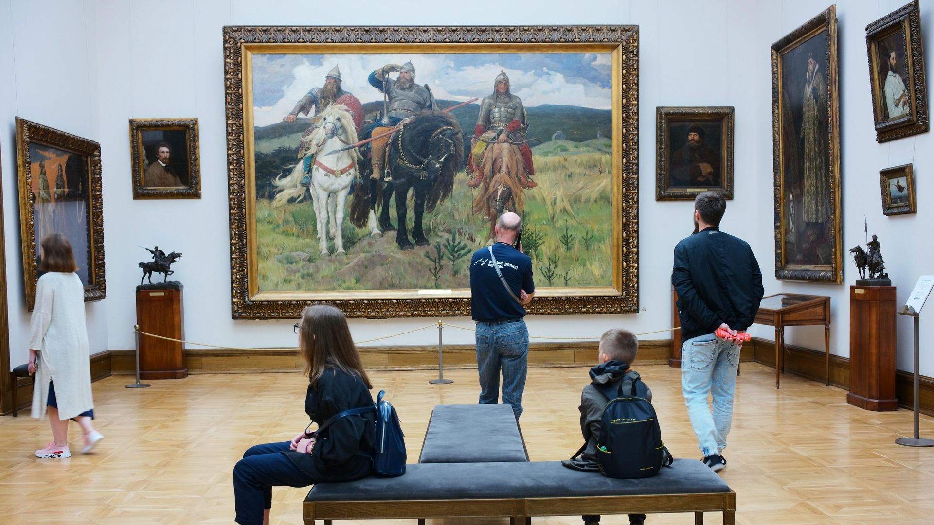 Иностранные туристы у картины Три богатыря художника В. Васнецова в Третьяковской галерее Иностранные туристы у картины Три богатыря художника В. Васнецова в Третьяковской галерее - РИА Новости, 1920, 03.02.2024