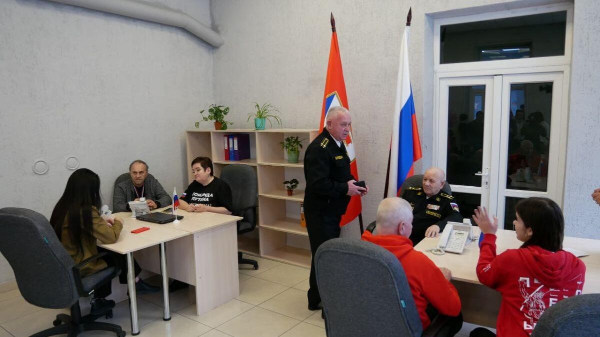 Избирательный штаб поддержки кандидата на должность президента РФ Владимира Путина на президентских выборах в Севастополе Избирательный штаб поддержки кандидата на должность президента РФ Владимира Путина на президентских выборах в Севастополе - РИА Новости, 1920, 22.12.2023