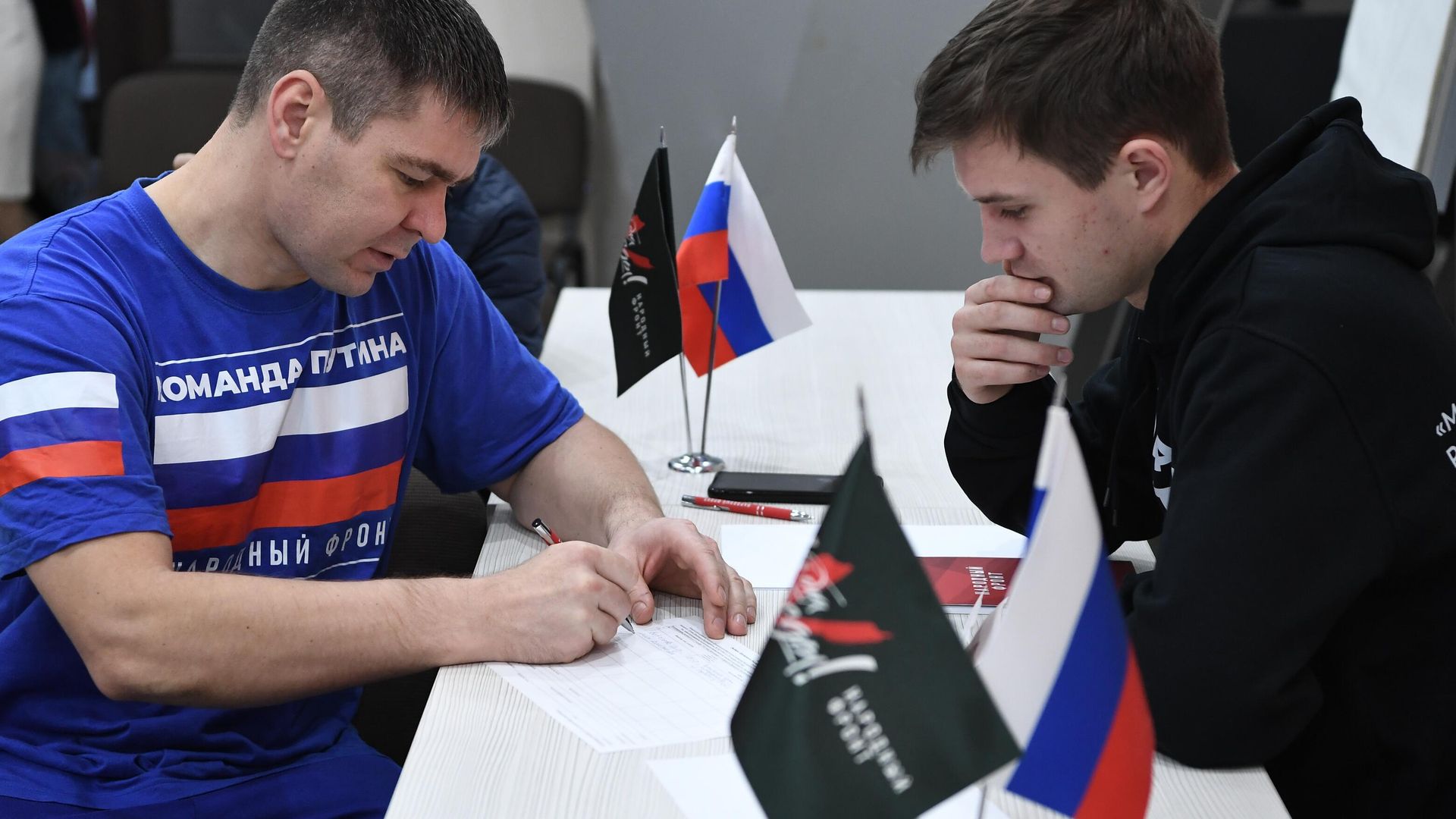 Сбор подписей в поддержку кандидата в президенты РФ В. Путина Сбор подписей в поддержку кандидата в президенты РФ В. Путина - РИА Новости, 1920, 23.12.2023