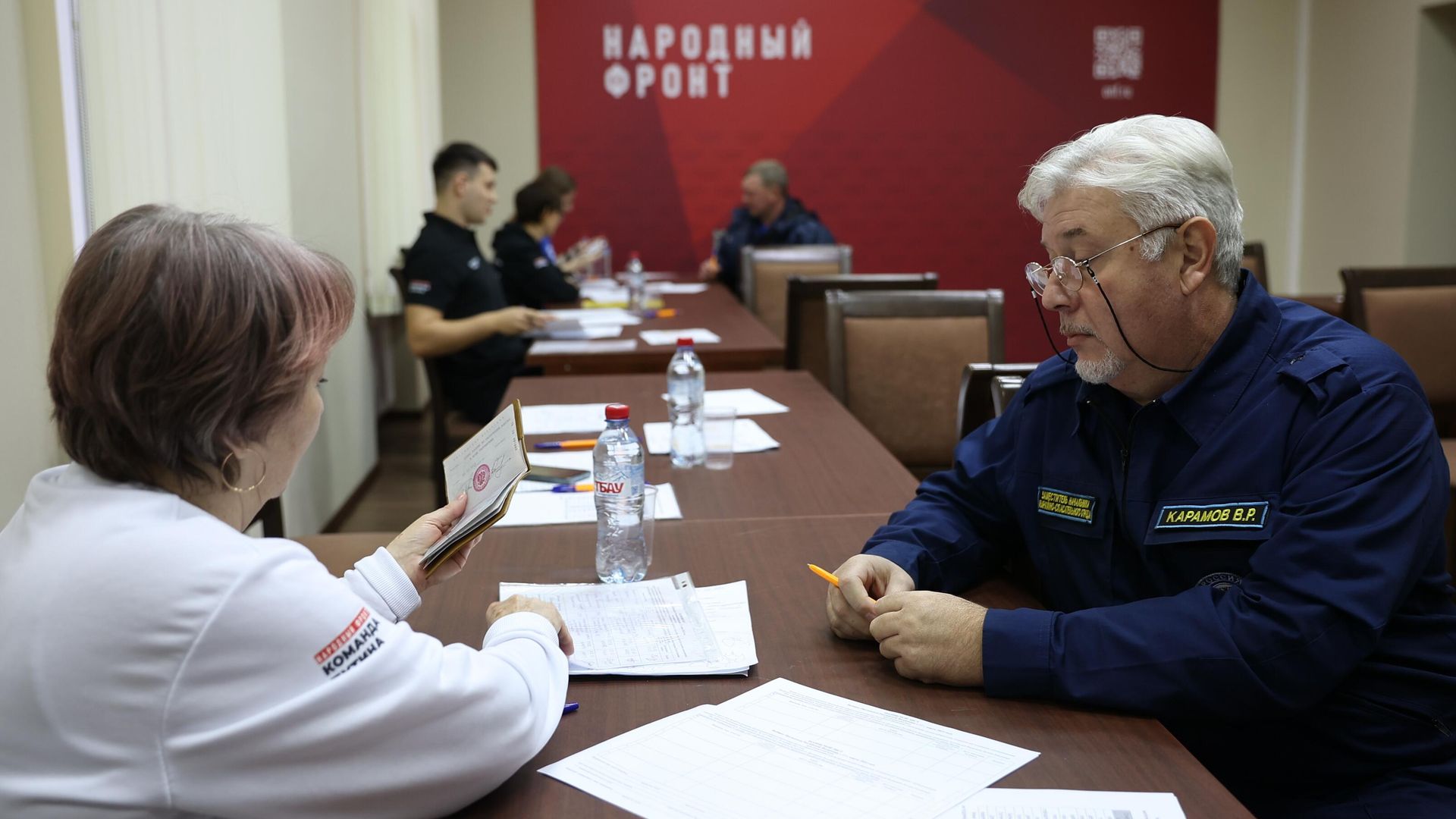 Волонтеры ведут сбор подписей в поддержку кандидата в президенты РФ Владимира Путина в предвыборном штабе Общероссийского народного фронта в Краснодаре Волонтеры ведут сбор подписей в поддержку кандидата в президенты РФ Владимира Путина в предвыборном штабе Общероссийского народного фронта в Краснодаре - РИА Новости, 1920, 23.12.2023