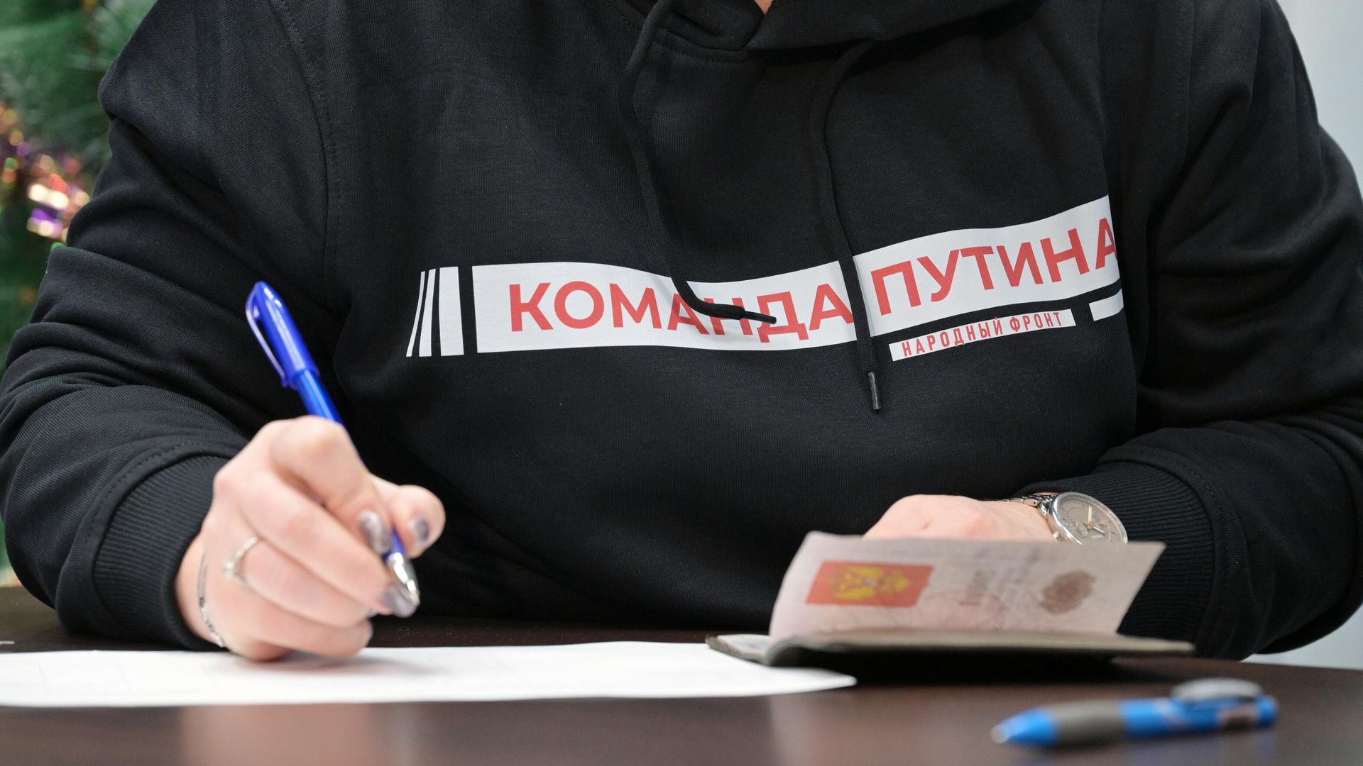 Сбор подписей в поддержку кандидата в президенты РФ Владимира Путина Сбор подписей в поддержку кандидата в президенты РФ Владимира Путина - РИА Новости, 1920, 04.01.2024