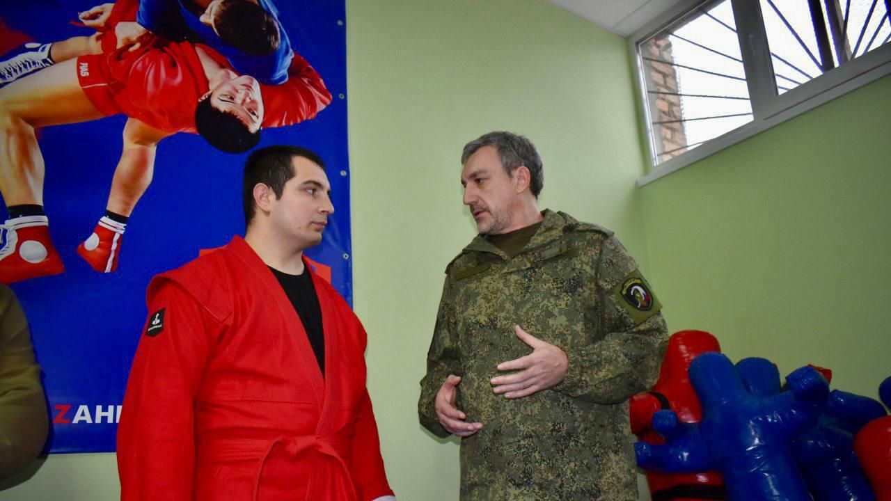 Губернатор Амурской области во время посещения борцовского зала в амвросиевской школе №6 Губернатор Амурской области во время посещения борцовского зала в амвросиевской школе №6 - РИА Новости, 1920, 24.12.2023