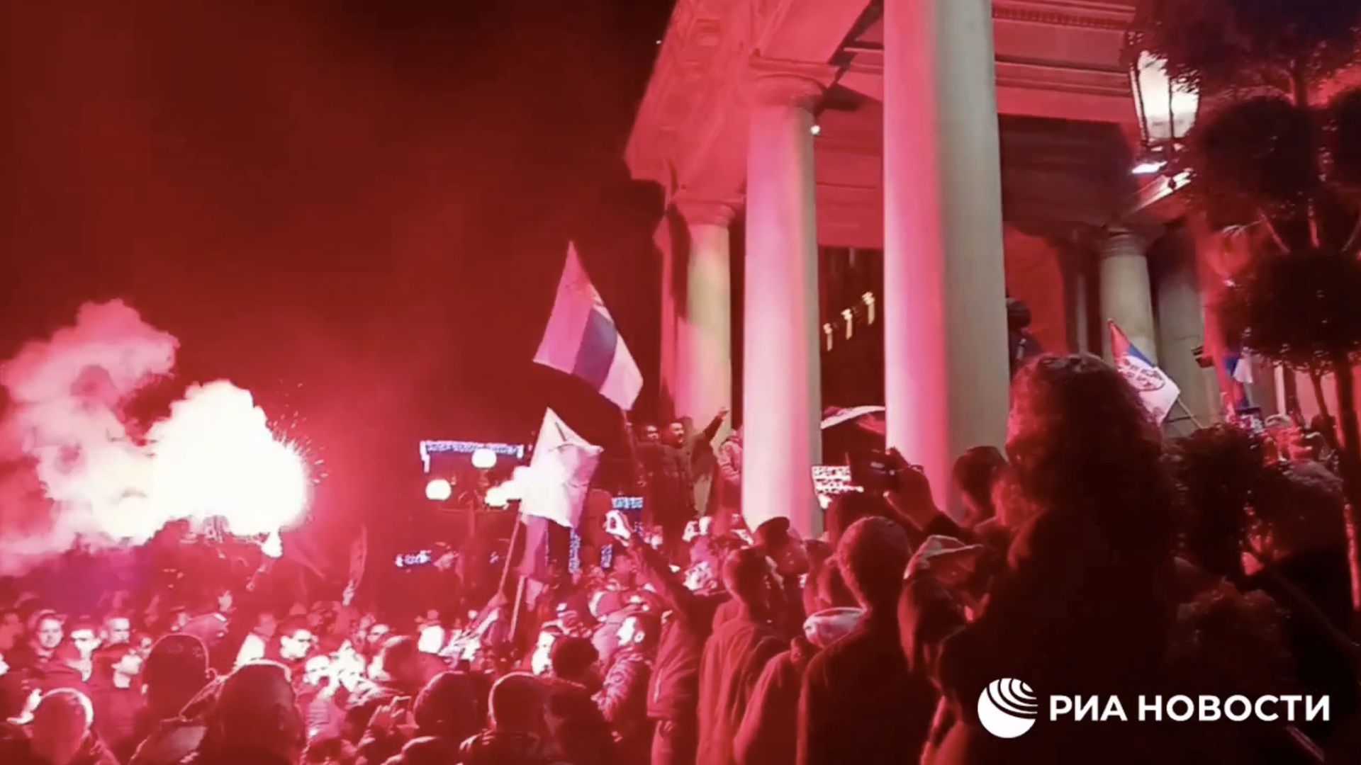 Протестующие около здания администрации Белграда. 25 декабря 2023 Протестующие около здания администрации Белграда. 25 декабря 2023 - РИА Новости, 1920, 25.12.2023