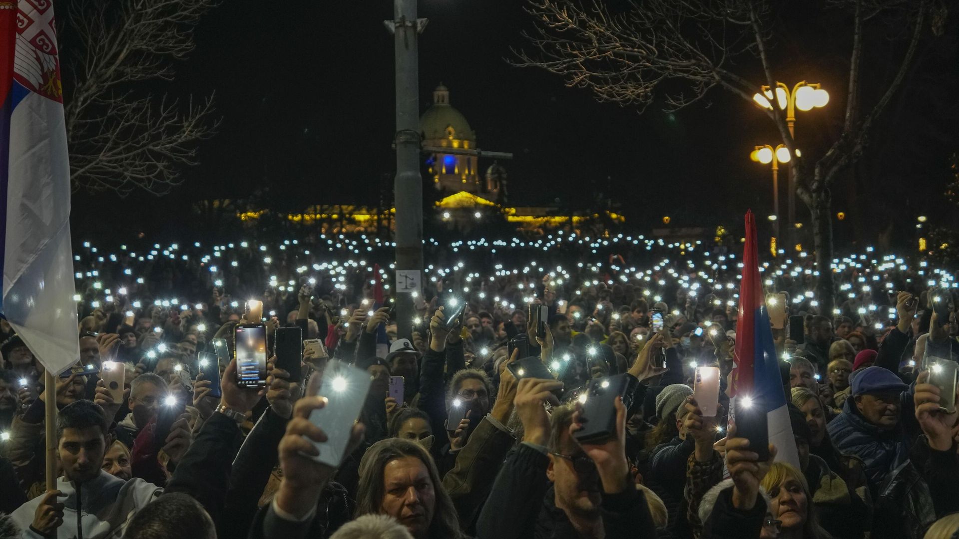 Протестующие у здания избирательной комиссии в Белграде Протестующие у здания избирательной комиссии в Белграде - РИА Новости, 1920, 25.12.2023