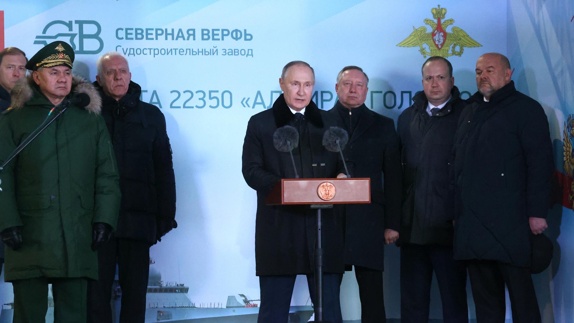 Владимир Путин на церемонии подъема военно-морского флага на фрегате Адмирал Головко Владимир Путин на церемонии подъема военно-морского флага на фрегате Адмирал Головко - РИА Новости, 1920, 25.12.2023