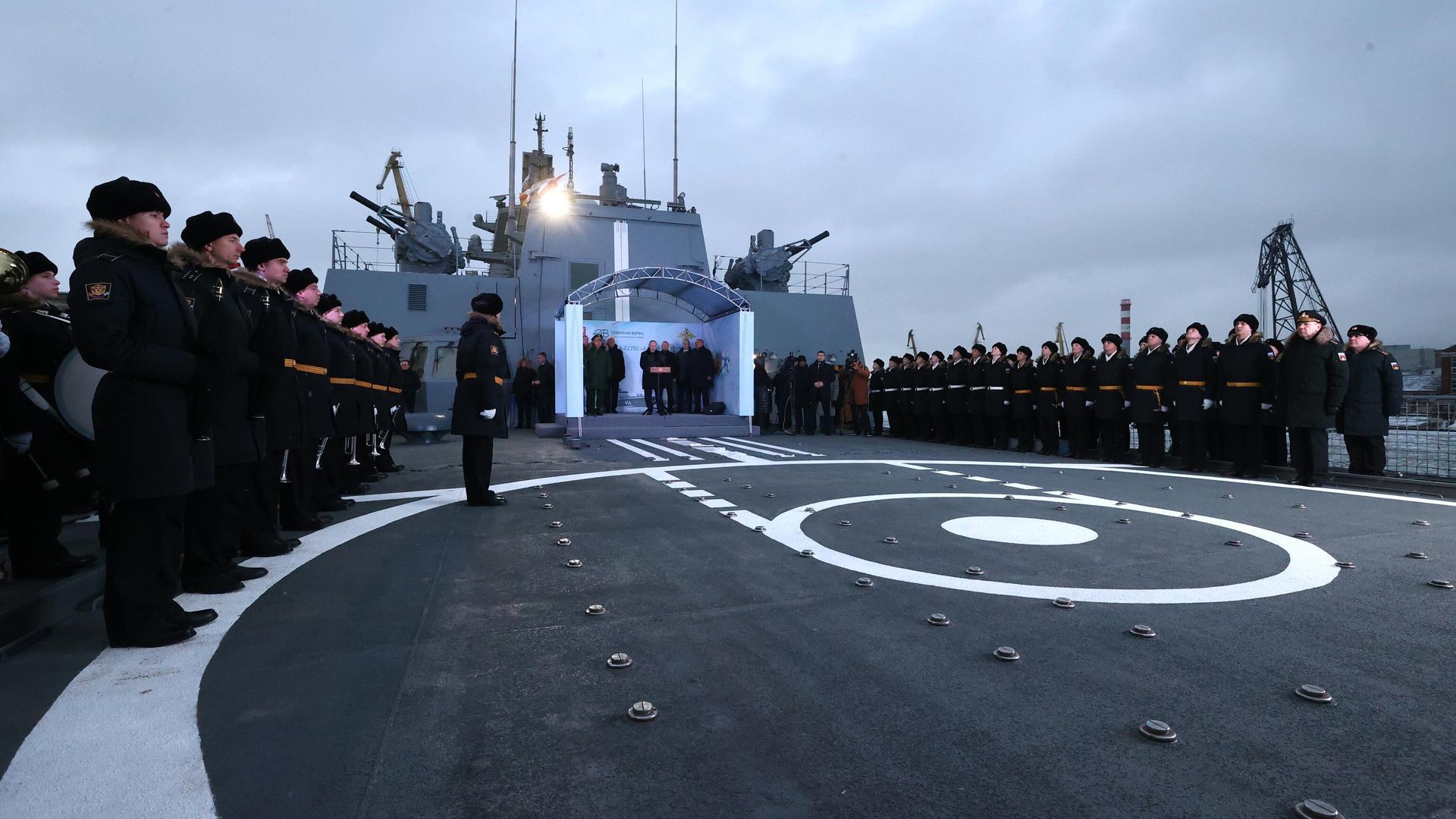 Президент России Владимир Путин на церемонии подъема военно-морского флага на фрегате Адмирал Головко Президент России Владимир Путин на церемонии подъема военно-морского флага на фрегате Адмирал Головко - РИА Новости, 1920, 25.12.2023