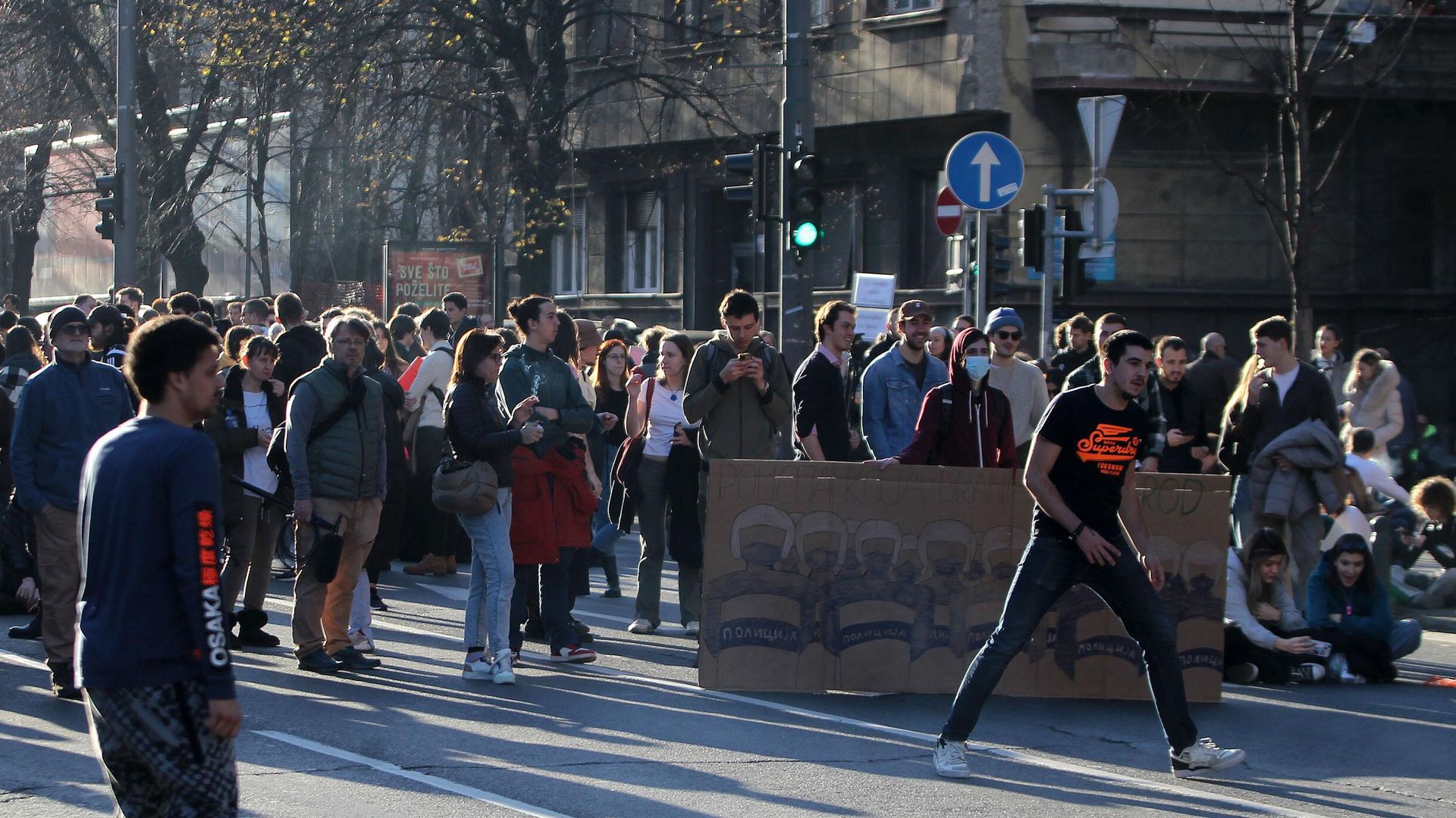 Студенты, протестующие против результатов выборов 17 декабря в Сербии, блокировали улицу и перекрестки перед зданиями правительства и МИД Сербии в центре Белграда Студенты, протестующие против результатов выборов 17 декабря в Сербии, блокировали улицу и перекрестки перед зданиями правительства и МИД Сербии в центре Белграда - РИА Новости, 1920, 26.12.2023