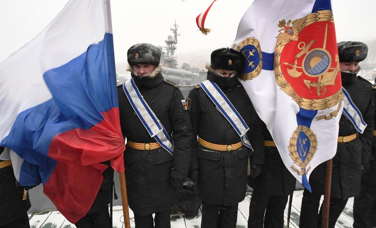 Военнослужащие во время торжественного ритуала исключения из боевого состава Тихоокеанского флота малого противолодочного корабля (МПК-221), закончившего многолетнюю службу, во Владивостоке Военнослужащие во время торжественного ритуала исключения из боевого состава Тихоокеанского флота малого противолодочного корабля (МПК-221), закончившего многолетнюю службу, во Владивостоке