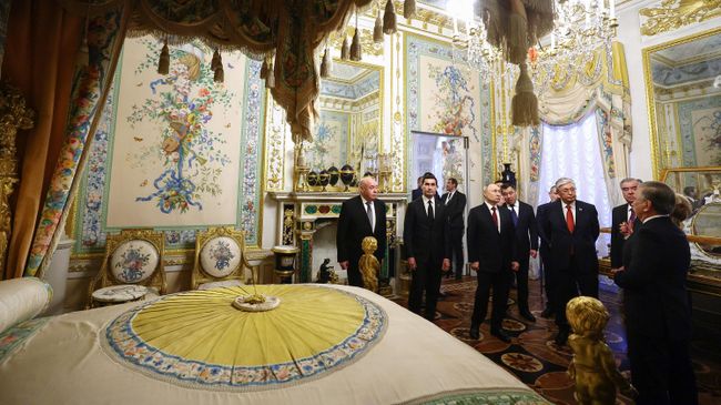Главы стран-участниц СНГ на экскурсии по Павловскому дворцу Главы стран-участниц СНГ на экскурсии по Павловскому дворцу