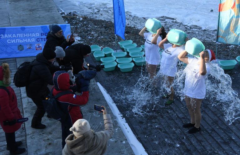 Участники массового флешмоба с обливанием холодной водой в рамках акции Закаленная Россия – здоровая страна на набережной Спортивной гавани во Владивостоке Участники массового флешмоба с обливанием холодной водой в рамках акции Закаленная Россия – здоровая страна на набережной Спортивной гавани во Владивостоке