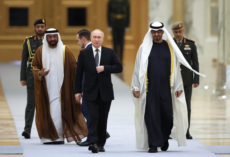 Президент РФ Владимир Путин и президент ОАЭ шейх Мухаммед бен Заид Аль Нахайян на церемонии официальной встречи во дворце Каср Аль-Ватан в Абу-Даби Президент РФ Владимир Путин и президент ОАЭ шейх Мухаммед бен Заид Аль Нахайян на церемонии официальной встречи во дворце Каср Аль-Ватан в Абу-Даби