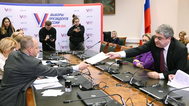 Кандидат от партии Российская партия свободы и справедливости Андрей Богданов подает документы в ЦИК в качестве кандидата на пост президента РФ Кандидат от партии Российская партия свободы и справедливости Андрей Богданов подает документы в ЦИК в качестве кандидата на пост президента РФ