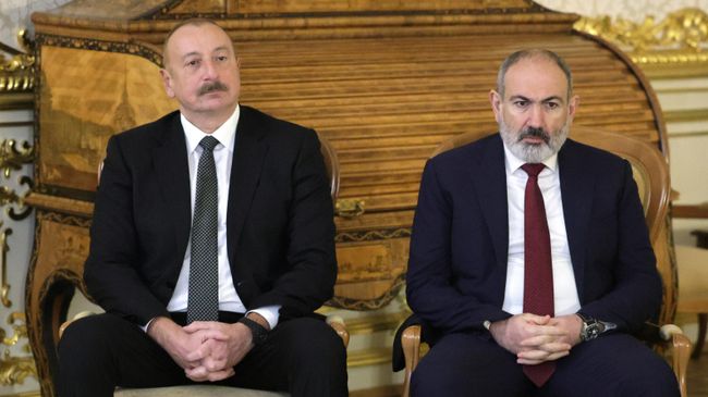 Президент Азербайджана Ильхам Алиев и премьер-министр Армении Никол Пашинян во время посещения Екатерининского дворца в музее-заповеднике Царское Село