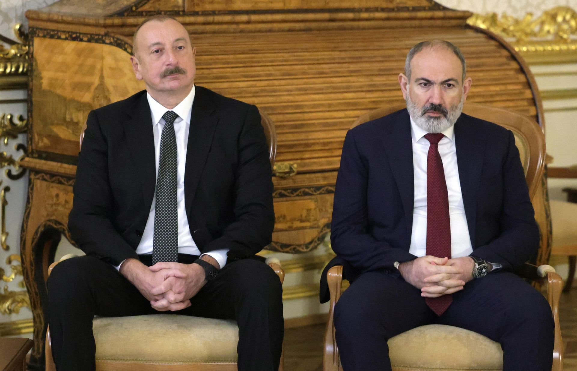 Президент Азербайджана Ильхам Алиев и премьер-министр Армении Никол Пашинян во время посещения Екатерининского дворца в музее-заповеднике Царское Село Президент Азербайджана Ильхам Алиев и премьер-министр Армении Никол Пашинян во время посещения Екатерининского дворца в музее-заповеднике Царское Село - РИА Новости, 1920, 26.12.2023