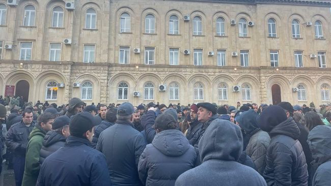 Участники митинга против передачи государственной дачи в Пицунде в собственность России у здания парламента Абхазии