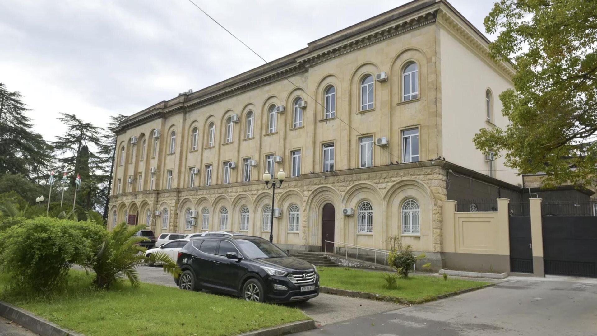 Здание Народного собрания Республики Абхазия Здание Народного собрания Республики Абхазия - РИА Новости, 1920, 27.05.2024