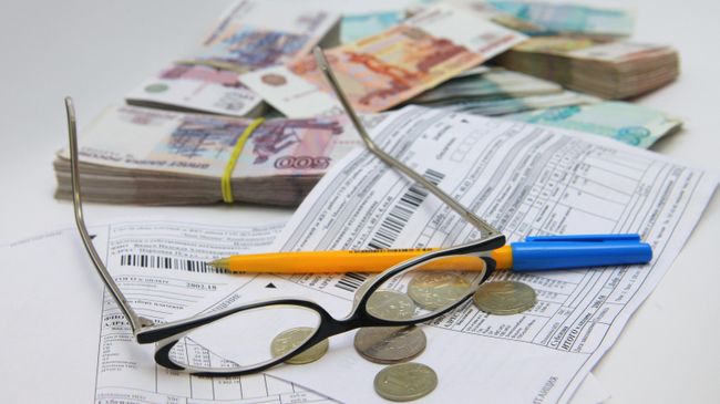 Рублевые купюры разного достоинства и платежный документ