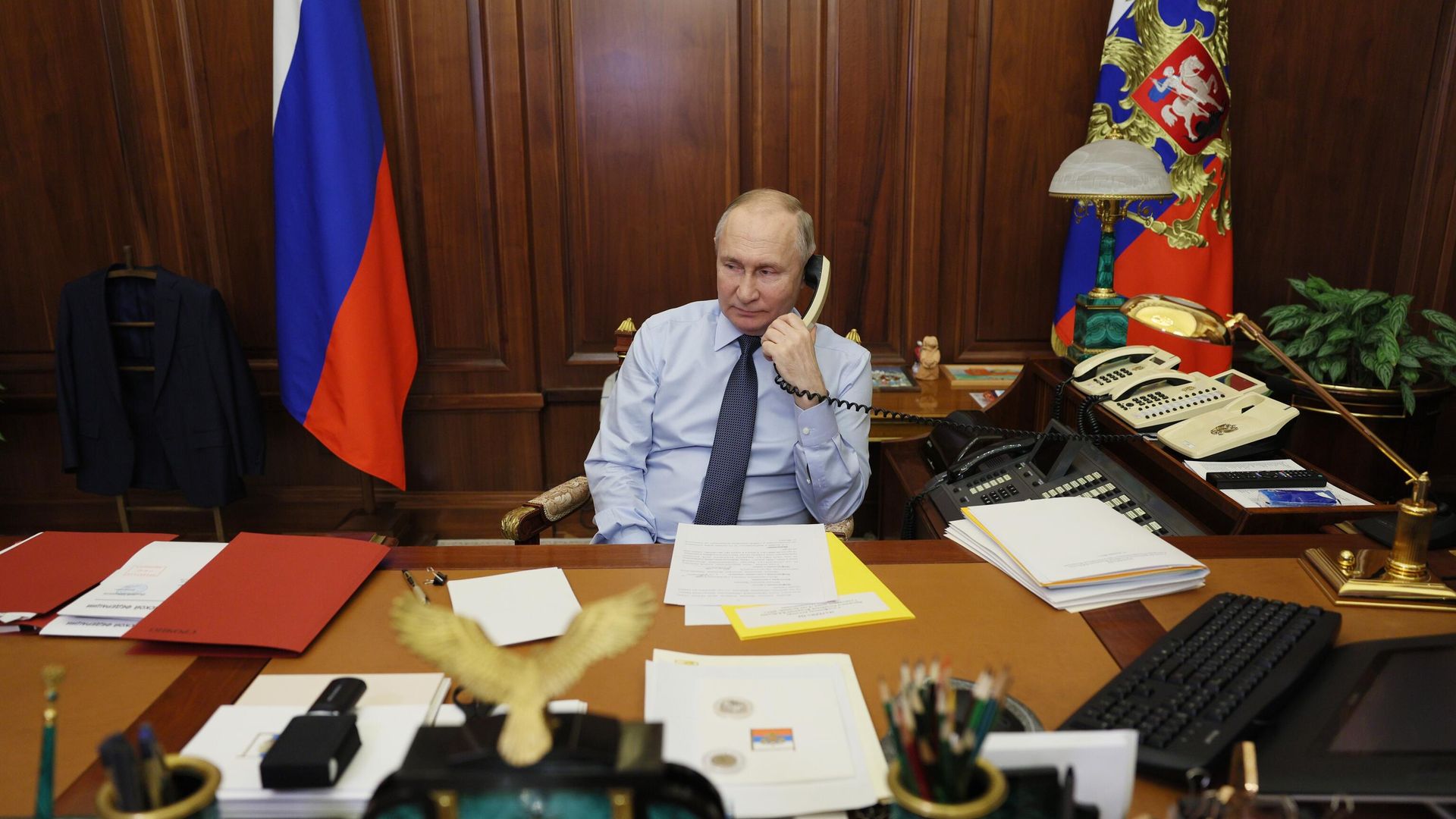 Президент РФ Владимир Путин говорит по телефону Президент РФ Владимир Путин говорит по телефону - РИА Новости, 1920, 22.09.2026