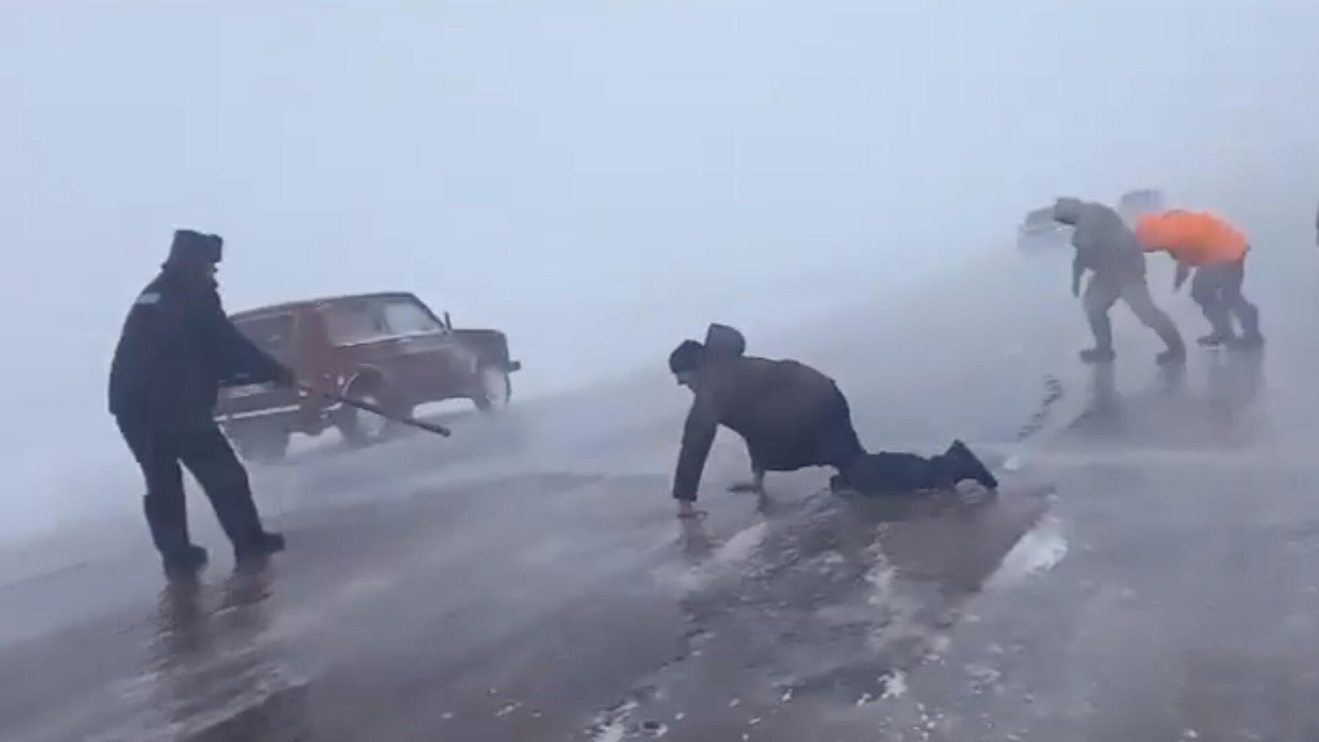 Кадр видео с ползущими по ледяной дороге людьми - РИА Новости, 1920, 27.12.2023