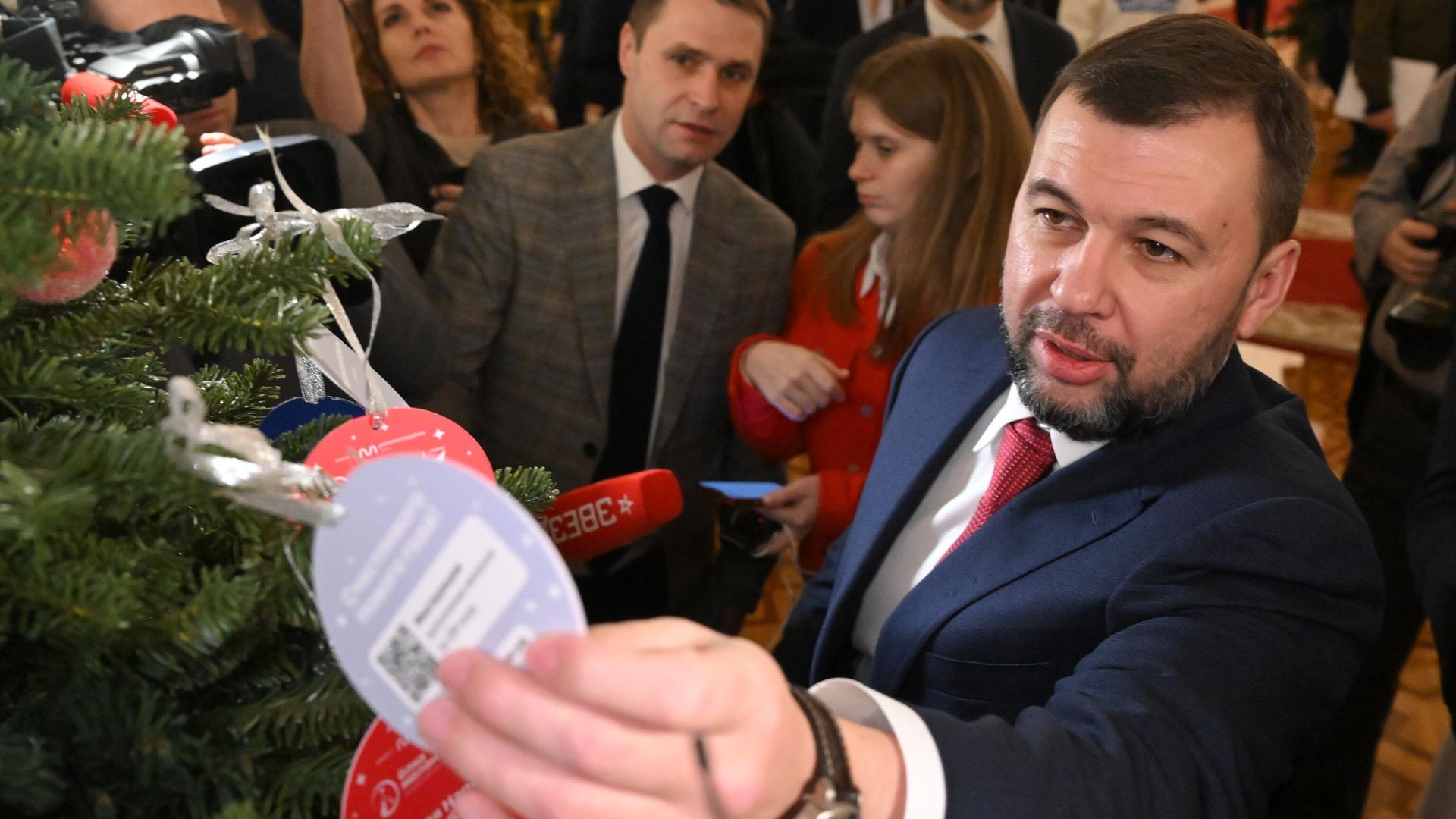 Глава ДНР Денис Пушилин принимает участие в благотворительной акции Елка желаний Глава ДНР Денис Пушилин принимает участие в благотворительной акции Елка желаний - РИА Новости, 1920, 27.12.2023