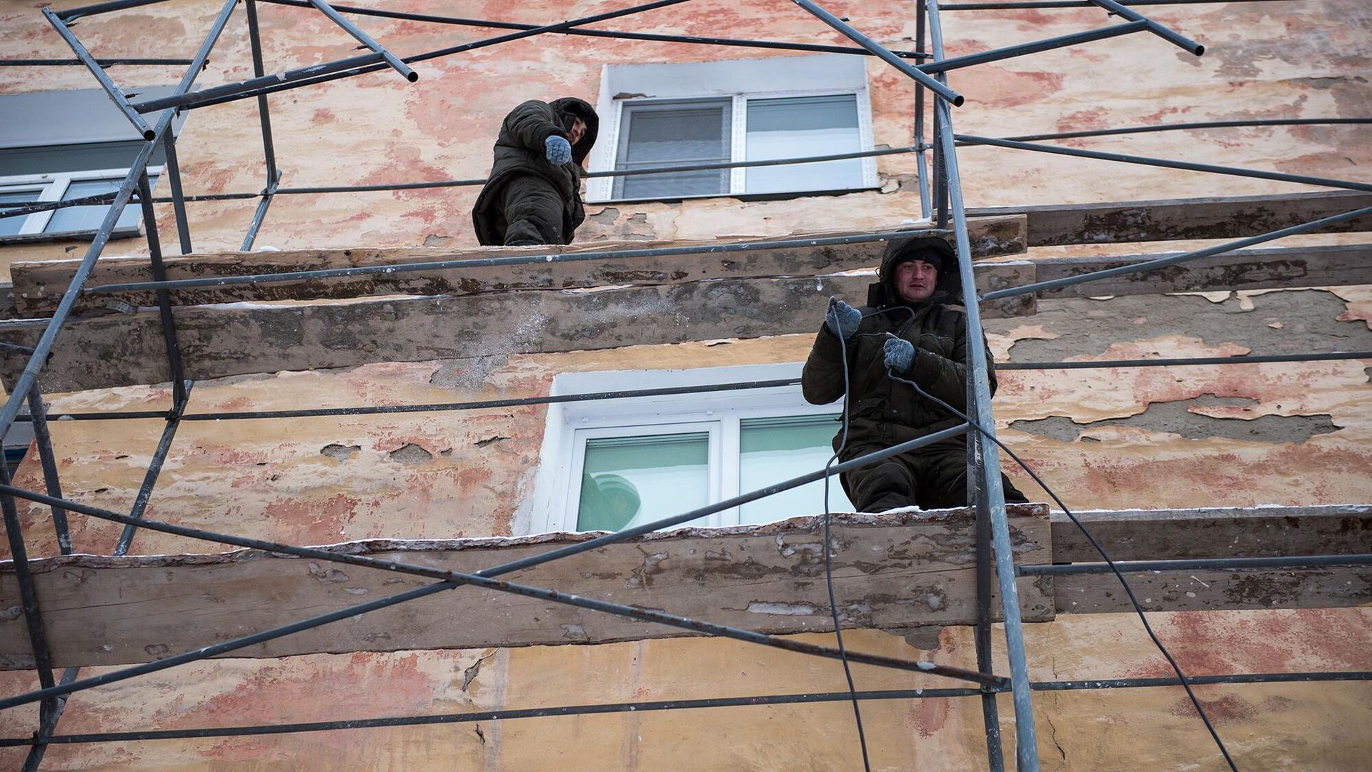 Рабочие ремонтируют фасад жилого дома Рабочие ремонтируют фасад жилого дома - РИА Новости, 1920, 04.01.2025