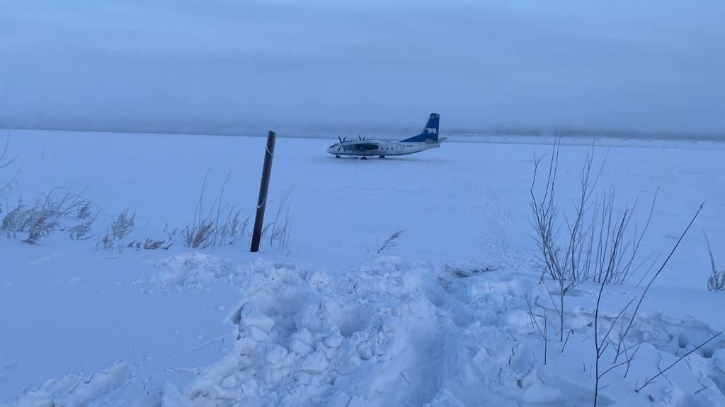 Самолет Ан-24, севший на реку Колыма в Якутии Самолет Ан-24, севший на реку Колыма в Якутии - РИА Новости, 1920, 28.12.2023