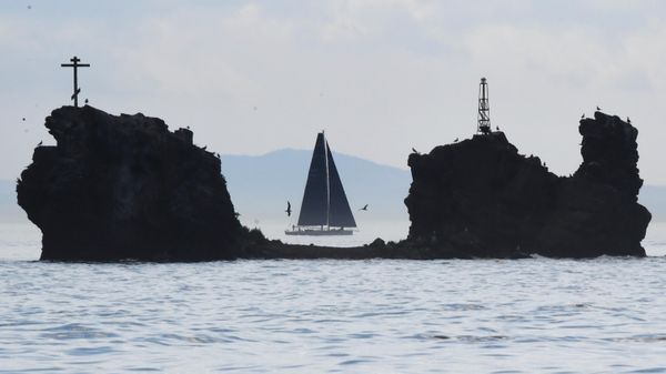 Яхта в море недалеко от Владивостока Яхта в море недалеко от Владивостока
