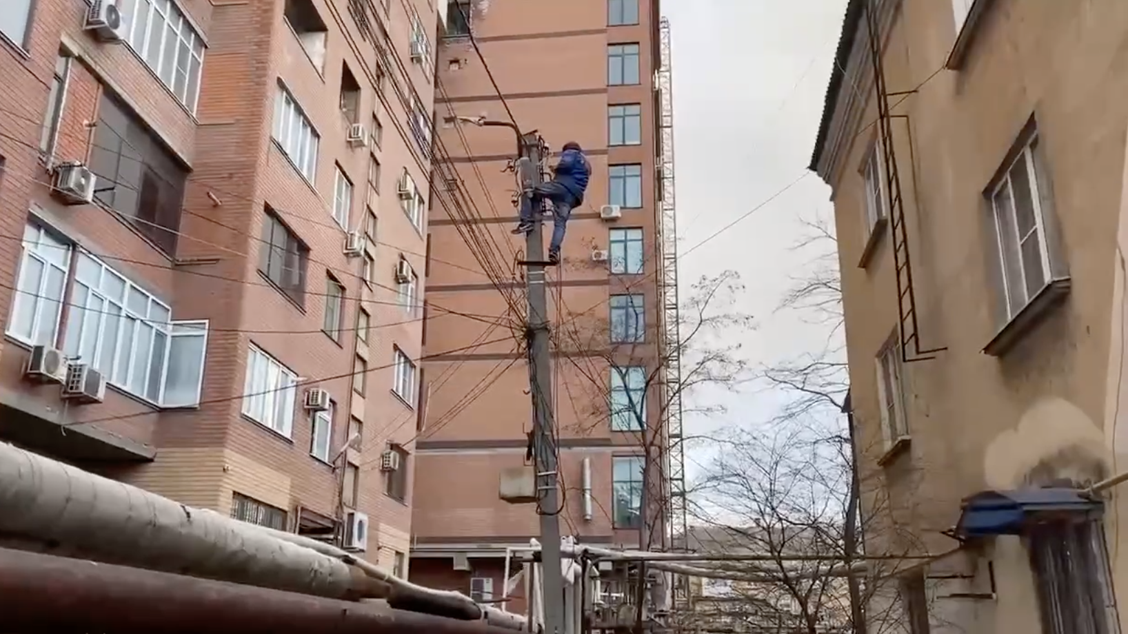 Восстановление электроснабжения после непогоды в Дагестане. 28 декабря 2023 Восстановление электроснабжения после непогоды в Дагестане. 28 декабря 2023 - РИА Новости, 1920, 29.12.2023