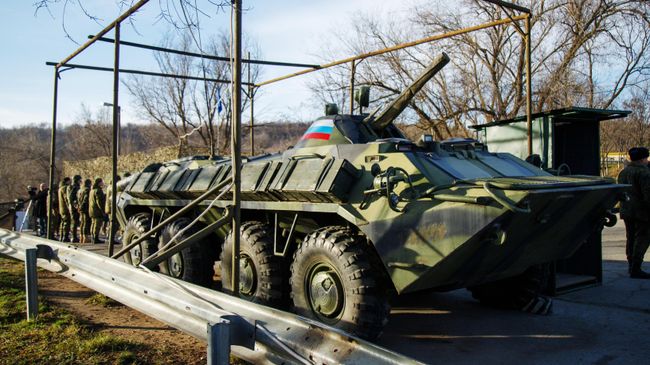 БТР-82А ВС России на КПП в Приднестровье