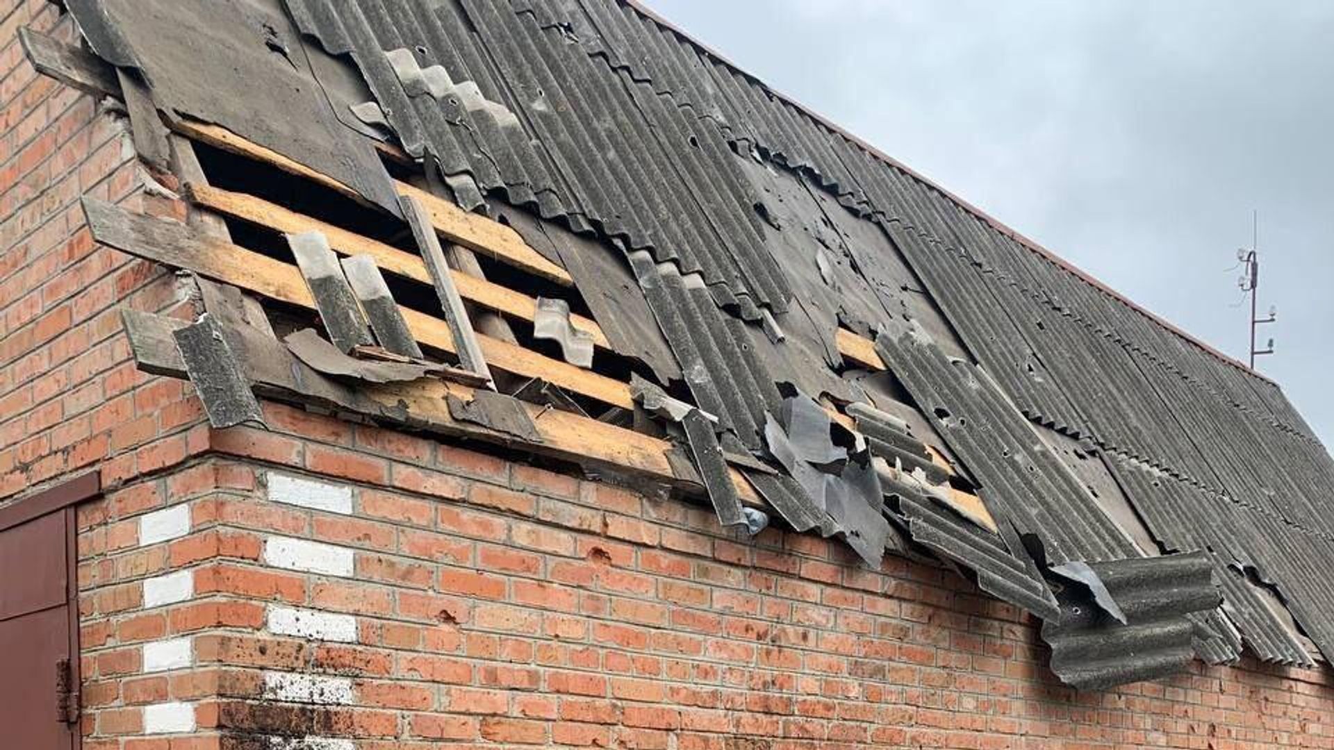 Последствия обстрела жилых домов в поселке Уразово Белгородской области. 29 декабря 2023 Последствия обстрела жилых домов в поселке Уразово Белгородской области. 29 декабря 2023 - РИА Новости, 1920, 29.12.2023