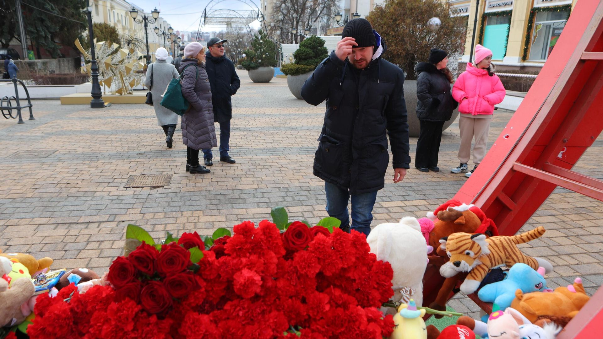 Мемориал в память о погибших после обстрела ВСУ в Белгороде Мемориал в память о погибших после обстрела ВСУ в Белгороде - РИА Новости, 1920, 14.05.2024