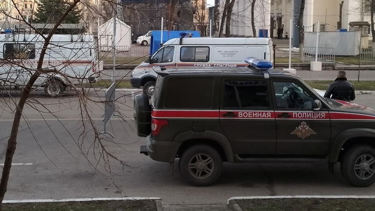 Автомобили службы спасения и военной полиции в центре Белгорода Автомобили службы спасения и военной полиции в центре Белгорода - РИА Новости, 1920, 09.01.2024
