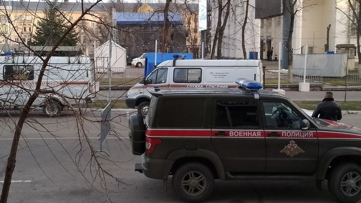 Автомобили службы спасения и военной полиции в центре Белгорода Автомобили службы спасения и военной полиции в центре Белгорода - РИА Новости, 1920, 02.01.2024