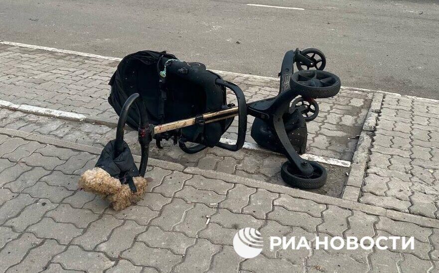 Детская коляска на месте обстрела со стороны ВСУ центра Белгорода Детская коляска на месте обстрела со стороны ВСУ центра Белгорода - РИА Новости, 1920, 02.01.2024