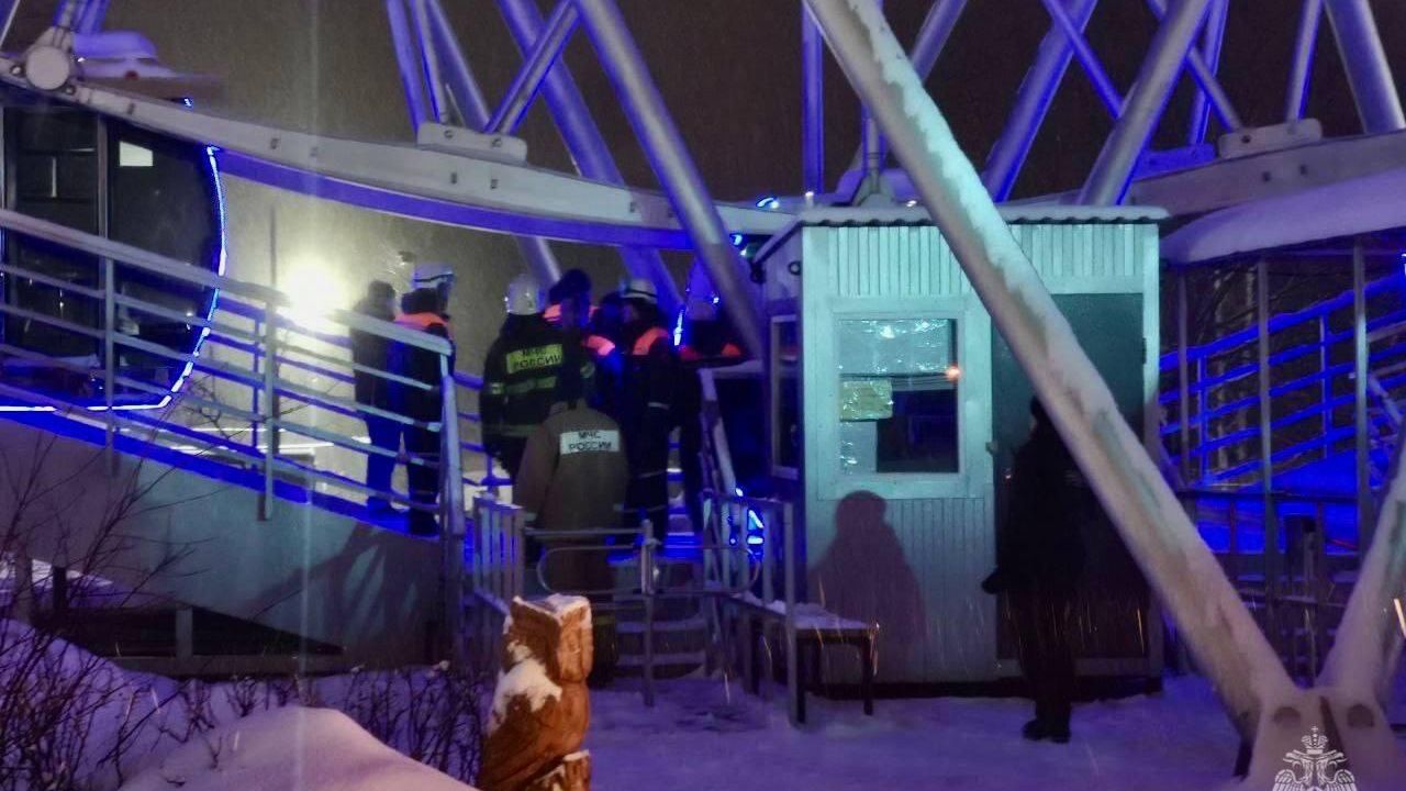 Сотрудники МЧС спасают людей с колеса обозрения в Пензенской области. 2 января 2024 - РИА Новости, 1920, 02.01.2024