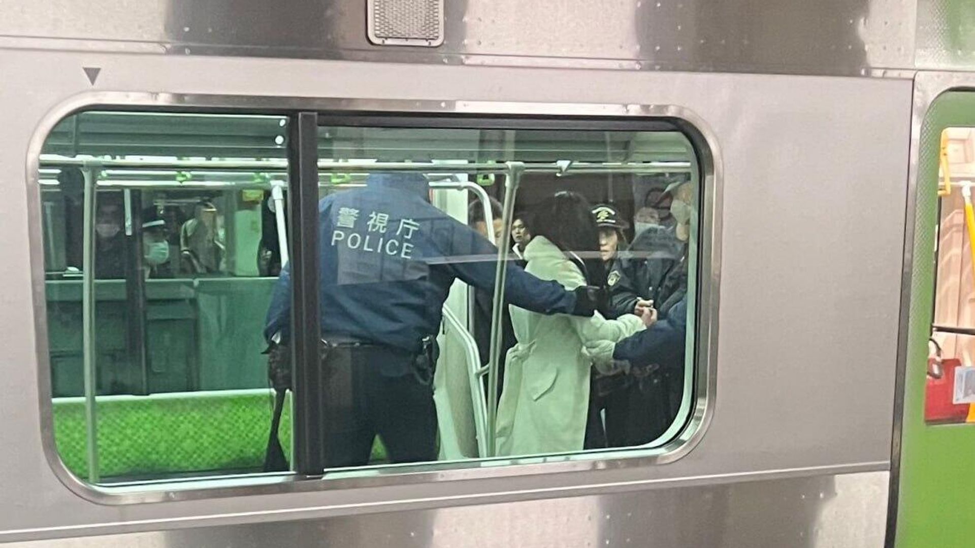 Задержание женщины, которая напала с ножом на людей в поезде метро в Токио Задержание женщины, которая напала с ножом на людей в поезде метро в Токио - РИА Новости, 1920, 03.01.2024