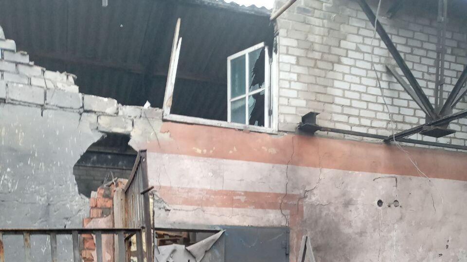 Последствия попадания снаряда в одно из помещений ОО ТПП Азов по улице Минина и Пожарского в Центрально-Городском районе Горловки. 5 января 2024 - РИА Новости, 1920, 05.01.2024
